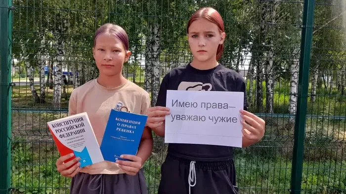 г